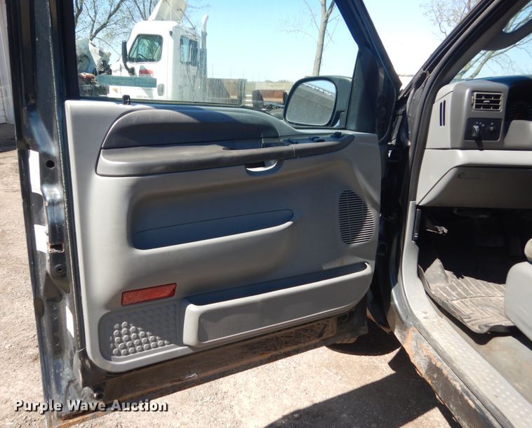 image for item GW9812 2004 Ford F350 Super Duty  SuperCab pickup truck cab and chassis