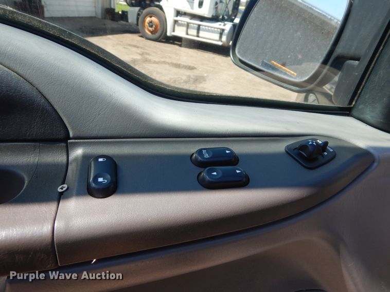 image for item GW9812 2004 Ford F350 Super Duty  SuperCab pickup truck cab and chassis