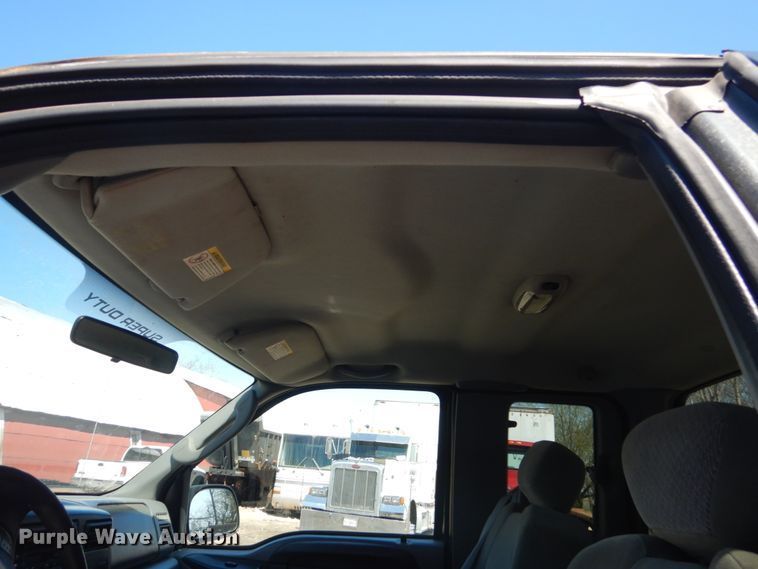 image for item GW9812 2004 Ford F350 Super Duty  SuperCab pickup truck cab and chassis