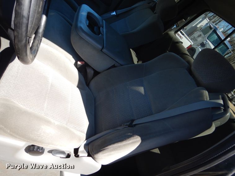 image for item GW9812 2004 Ford F350 Super Duty  SuperCab pickup truck cab and chassis