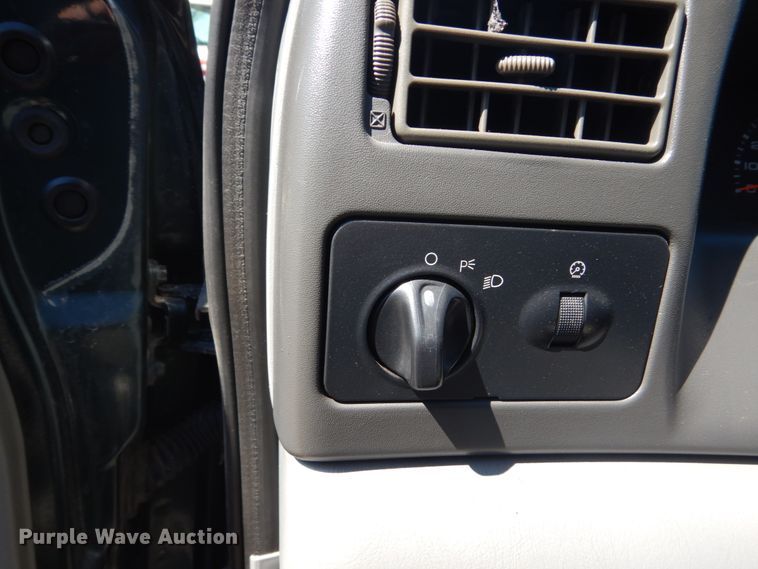 image for item GW9812 2004 Ford F350 Super Duty  SuperCab pickup truck cab and chassis