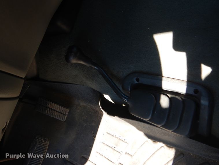 image for item GW9812 2004 Ford F350 Super Duty  SuperCab pickup truck cab and chassis