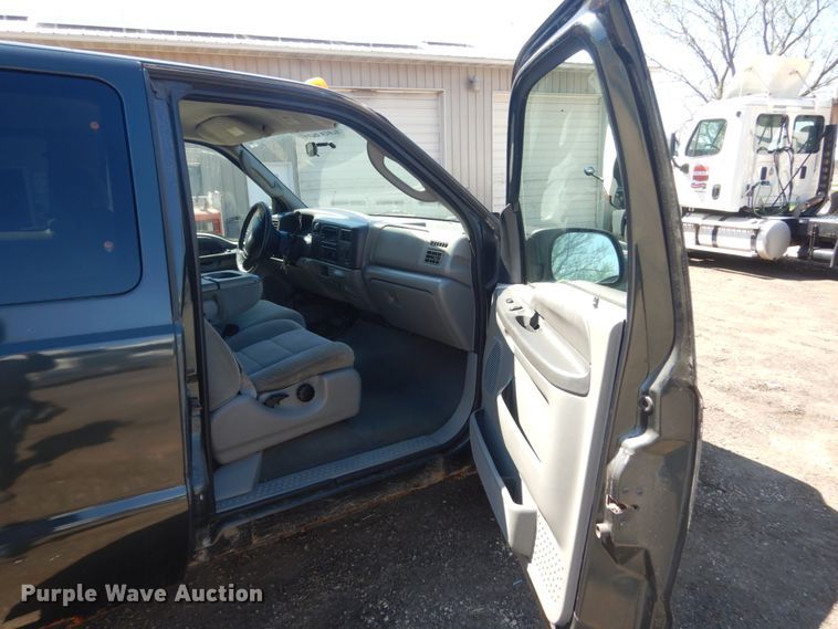 image for item GW9812 2004 Ford F350 Super Duty  SuperCab pickup truck cab and chassis