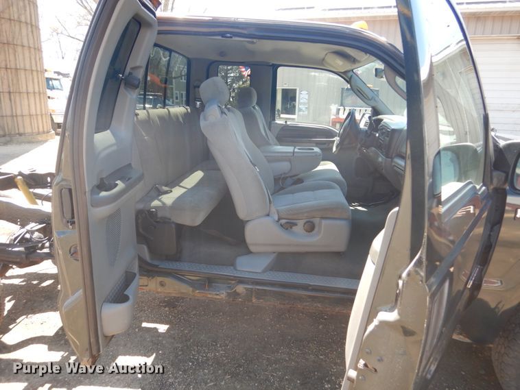 image for item GW9812 2004 Ford F350 Super Duty  SuperCab pickup truck cab and chassis