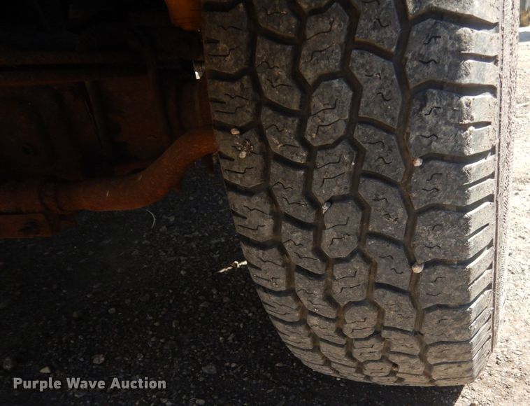 image for item GW9812 2004 Ford F350 Super Duty  SuperCab pickup truck cab and chassis