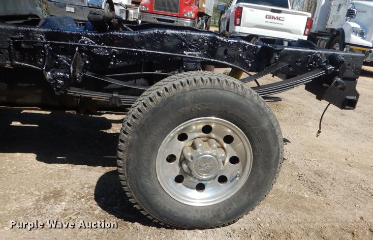 image for item GW9812 2004 Ford F350 Super Duty  SuperCab pickup truck cab and chassis