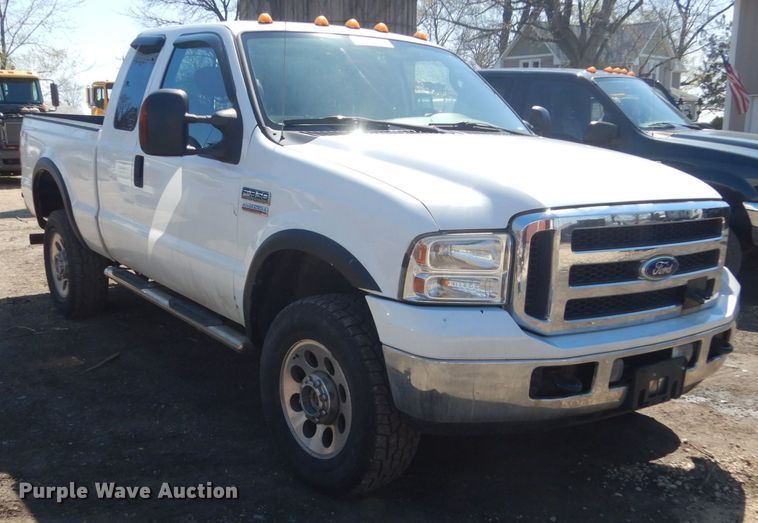 image for item GW9813 2005 Ford F350 Super Duty  SuperCab pickup truck