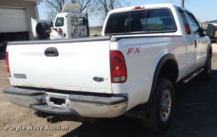 image for item GW9813 2005 Ford F350 Super Duty  SuperCab pickup truck