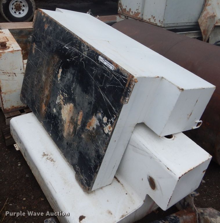 image for item GW9841 (6) fuel tanks