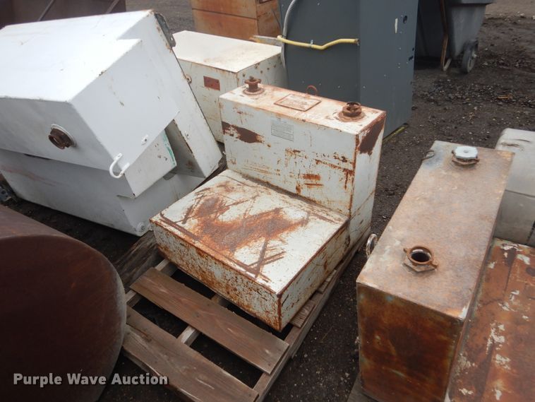 image for item GW9841 (6) fuel tanks