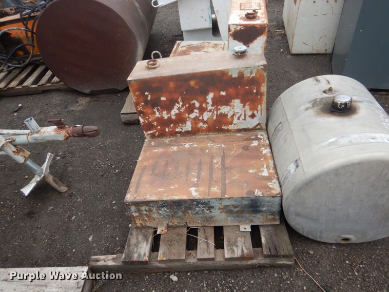 image for item GW9841 (6) fuel tanks