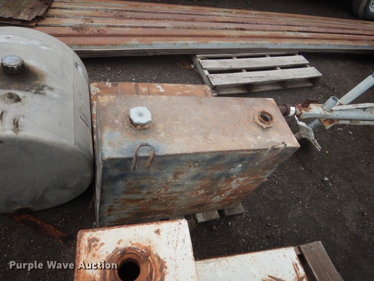 image for item GW9841 (6) fuel tanks