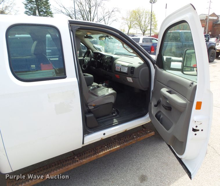 image for item GX9031 2008 Chevrolet Silverado 2500HD  Ext. Cab utility bed pickup truck