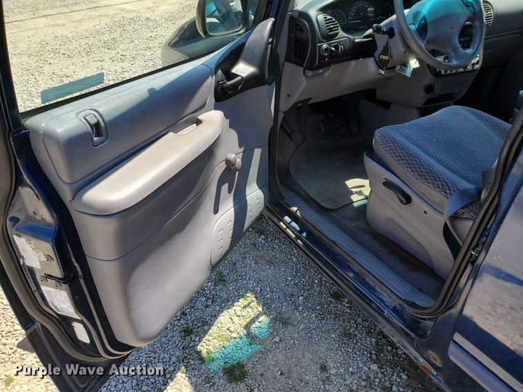 image for item GX9928 2000 Dodge Caravan  van