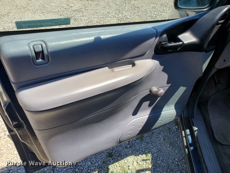 image for item GX9928 2000 Dodge Caravan  van