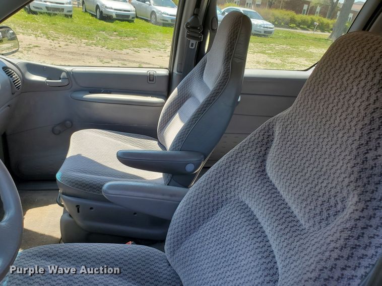 image for item GX9928 2000 Dodge Caravan  van