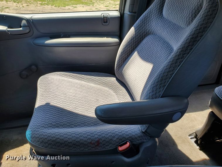 image for item GX9928 2000 Dodge Caravan  van