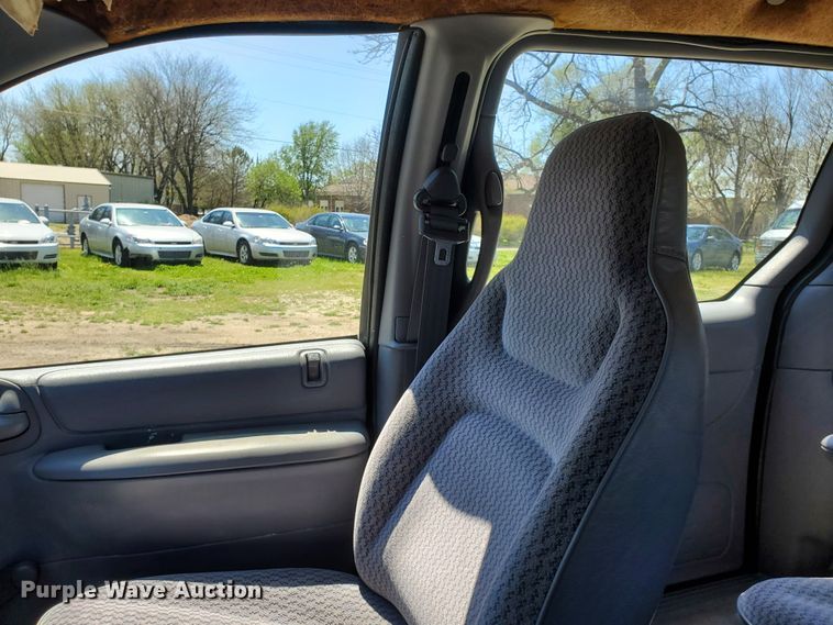 image for item GX9928 2000 Dodge Caravan  van