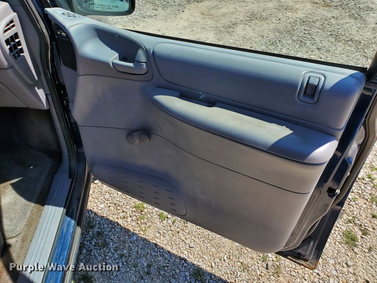 image for item GX9928 2000 Dodge Caravan  van