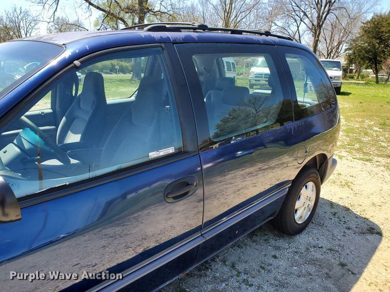 image for item GX9928 2000 Dodge Caravan  van