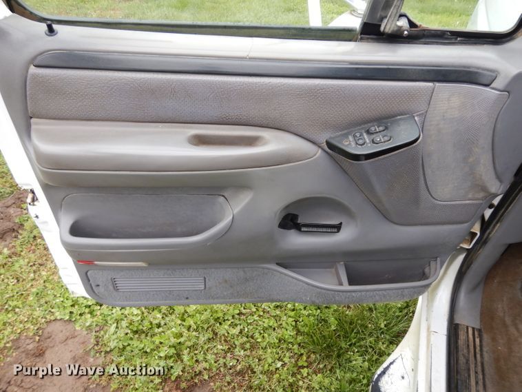 image for item GY9054 1997 Ford F250  flatbed pickup truck