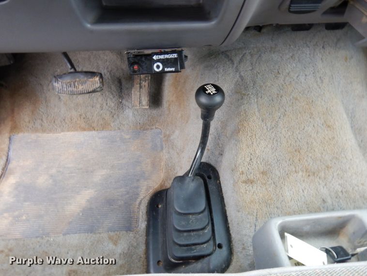 image for item GY9054 1997 Ford F250  flatbed pickup truck