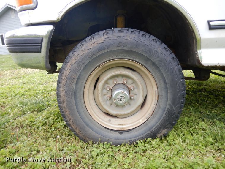 image for item GY9054 1997 Ford F250  flatbed pickup truck