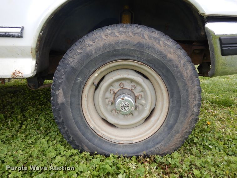 image for item GY9054 1997 Ford F250  flatbed pickup truck