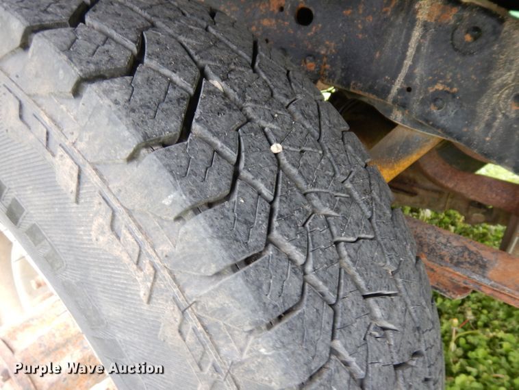 image for item GY9054 1997 Ford F250  flatbed pickup truck