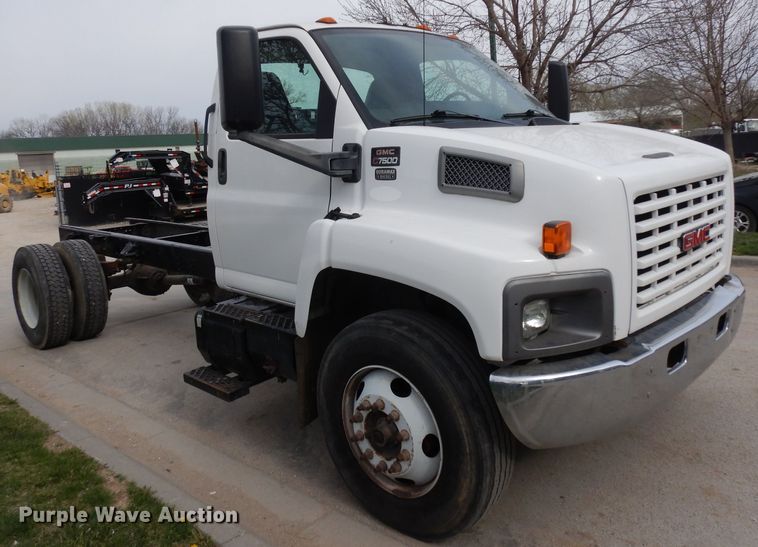 image for item GY9067 2006 GMC C7500 truck cab and chassis