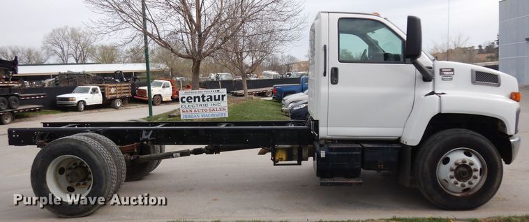 image for item GY9067 2006 GMC C7500 truck cab and chassis