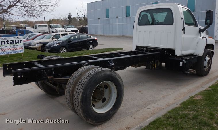 image for item GY9067 2006 GMC C7500 truck cab and chassis