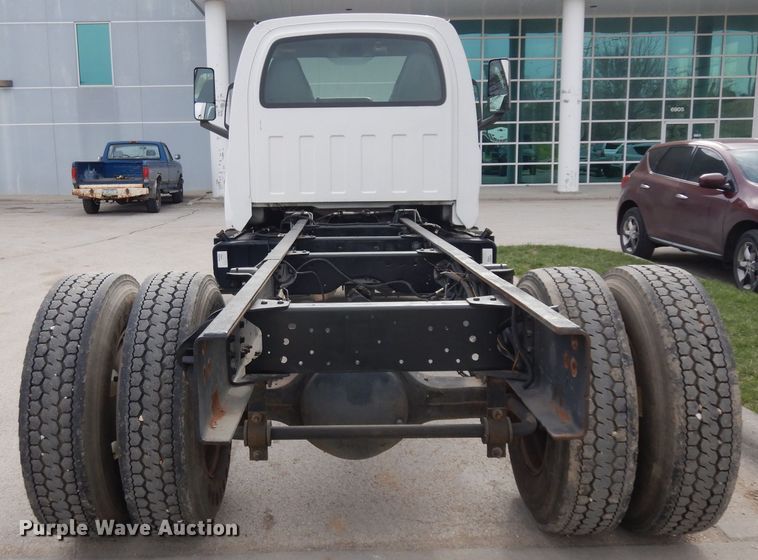 image for item GY9067 2006 GMC C7500 truck cab and chassis