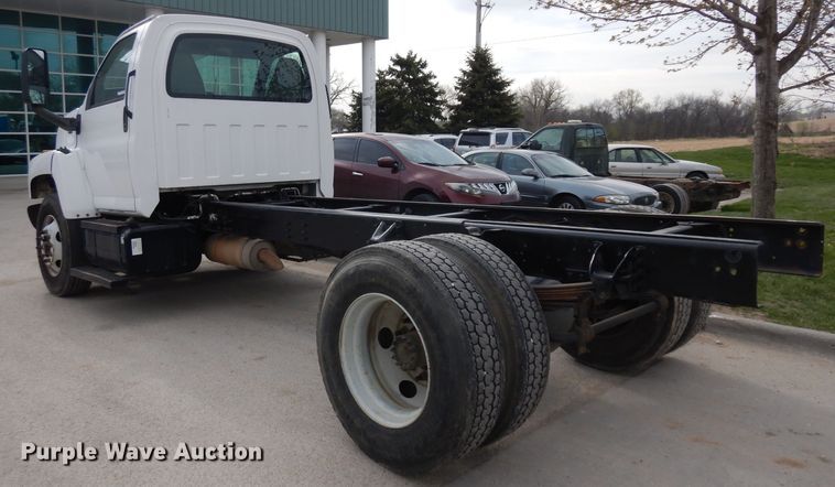 image for item GY9067 2006 GMC C7500 truck cab and chassis