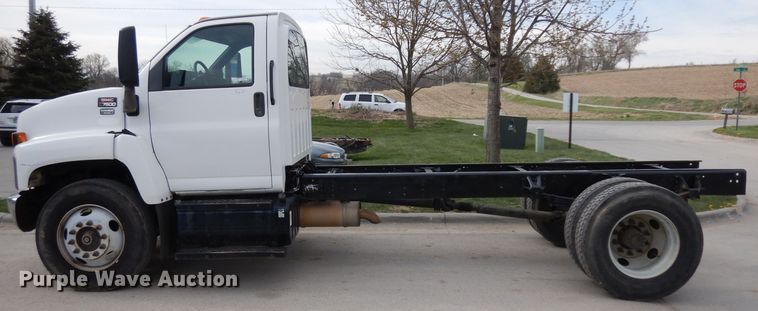 image for item GY9067 2006 GMC C7500 truck cab and chassis