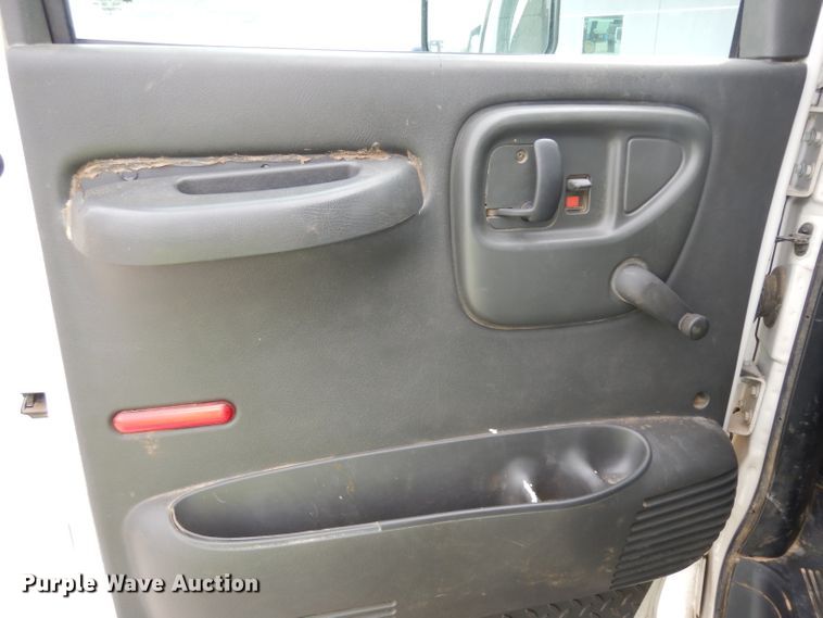 image for item GY9067 2006 GMC C7500 truck cab and chassis