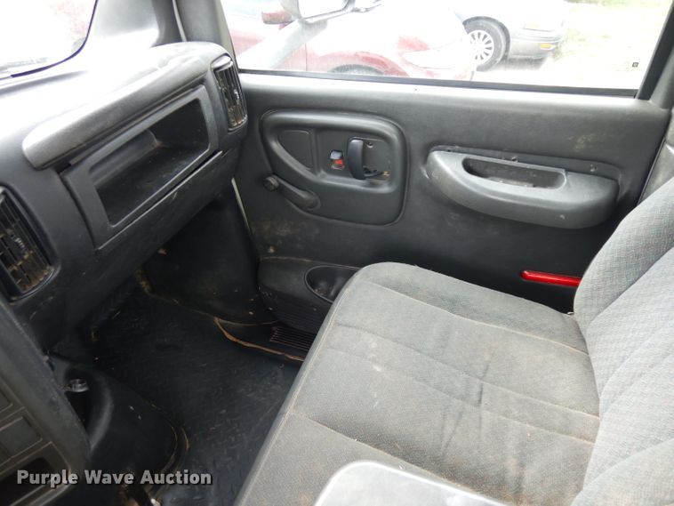 image for item GY9067 2006 GMC C7500 truck cab and chassis