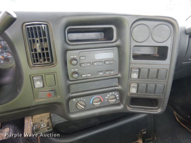 image for item GY9067 2006 GMC C7500 truck cab and chassis