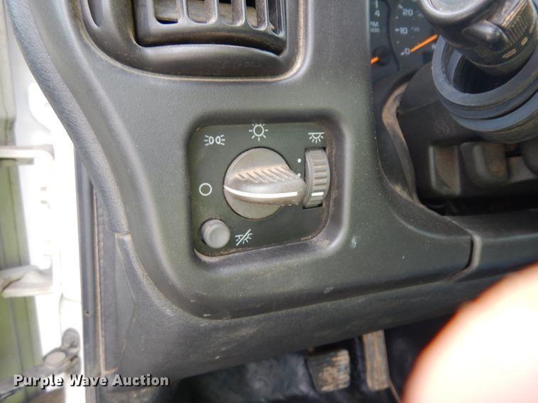 image for item GY9067 2006 GMC C7500 truck cab and chassis