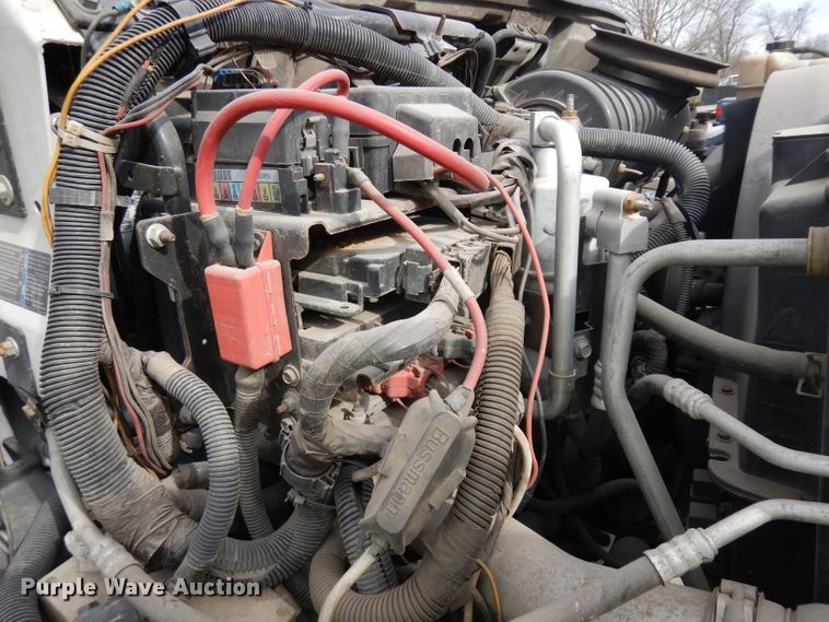 image for item GY9067 2006 GMC C7500 truck cab and chassis