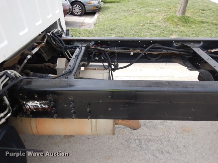 image for item GY9067 2006 GMC C7500 truck cab and chassis