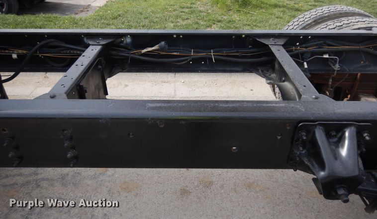 image for item GY9067 2006 GMC C7500 truck cab and chassis