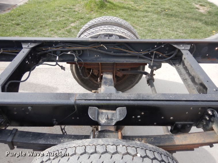 image for item GY9067 2006 GMC C7500 truck cab and chassis