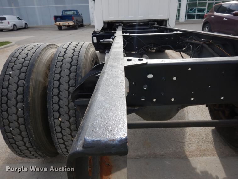 image for item GY9067 2006 GMC C7500 truck cab and chassis