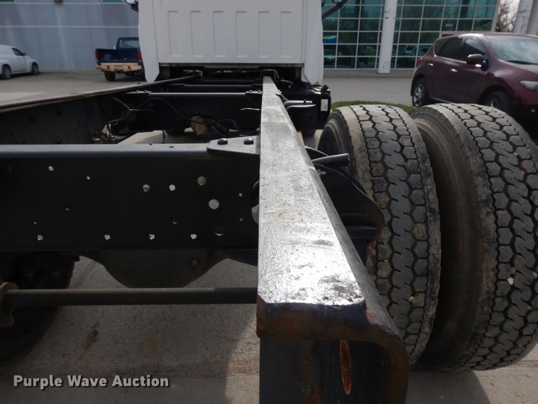 image for item GY9067 2006 GMC C7500 truck cab and chassis