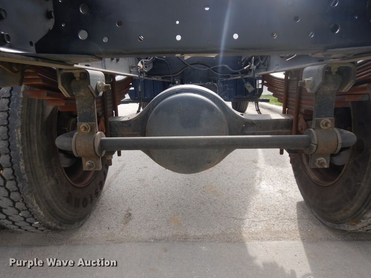 image for item GY9067 2006 GMC C7500 truck cab and chassis