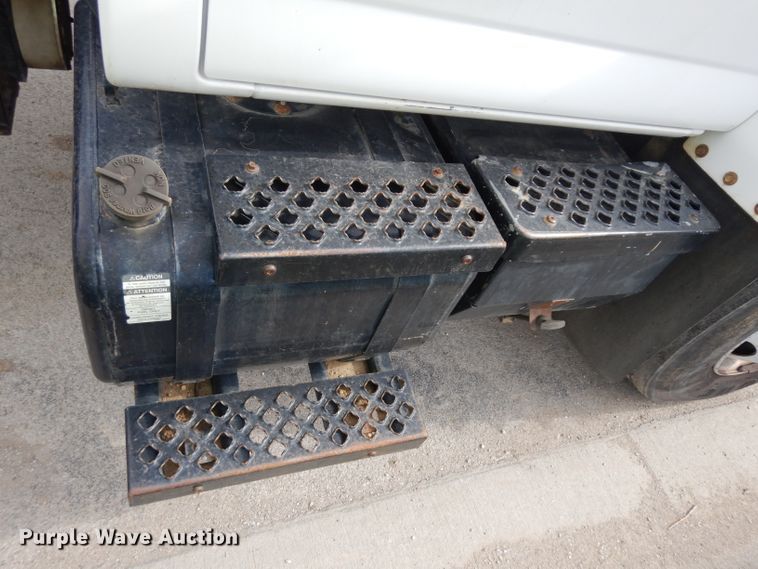 image for item GY9067 2006 GMC C7500 truck cab and chassis