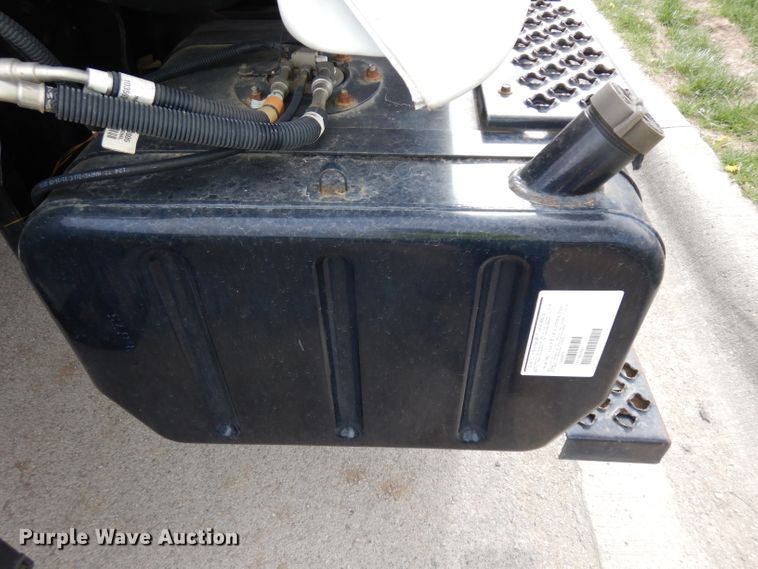 image for item GY9067 2006 GMC C7500 truck cab and chassis