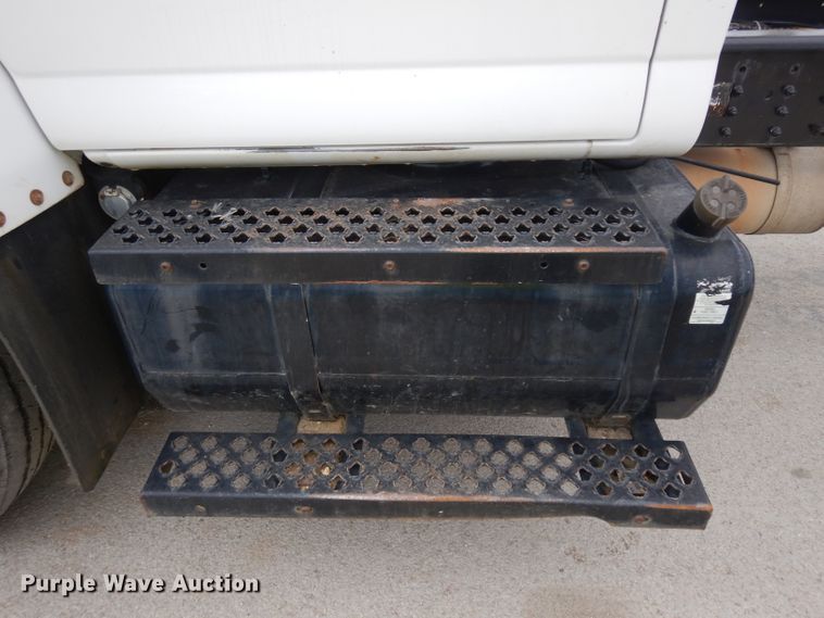 image for item GY9067 2006 GMC C7500 truck cab and chassis