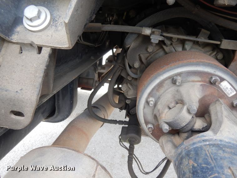 image for item GY9067 2006 GMC C7500 truck cab and chassis